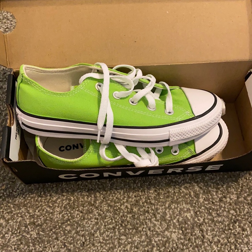 🎄NWOT Converse